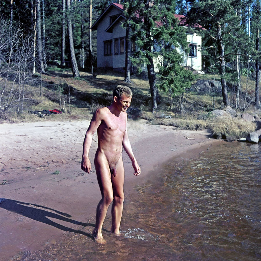 FKK, nackt und frei in der Natur - Nackter Mann bei einer Nordlandfahrt, Skandinavien (Finnland)